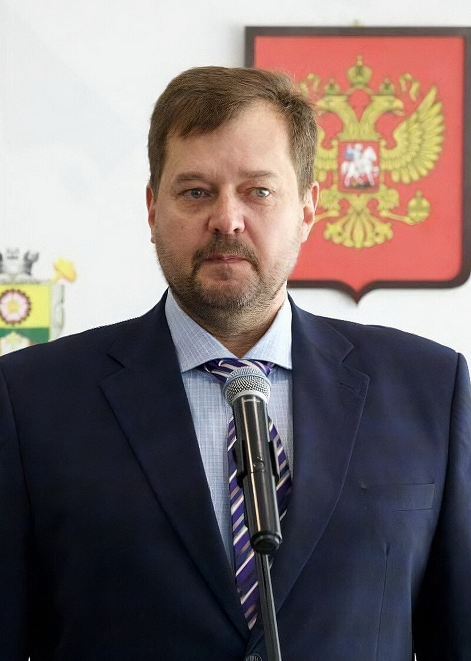 Євген Балицький на тлі російського герба. Фото: wikimedia.org
