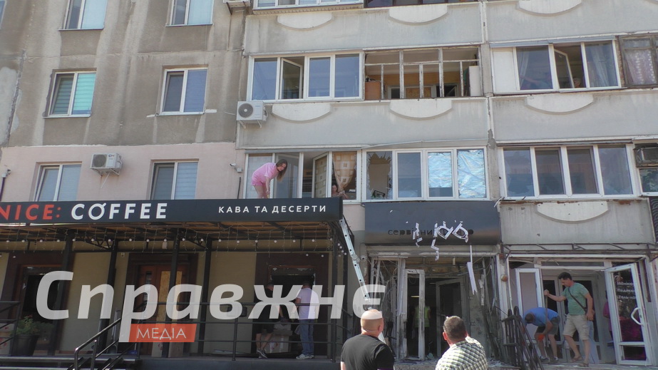 Російський FPV-дрон атакував багатоповерхівку в Запоріжжі