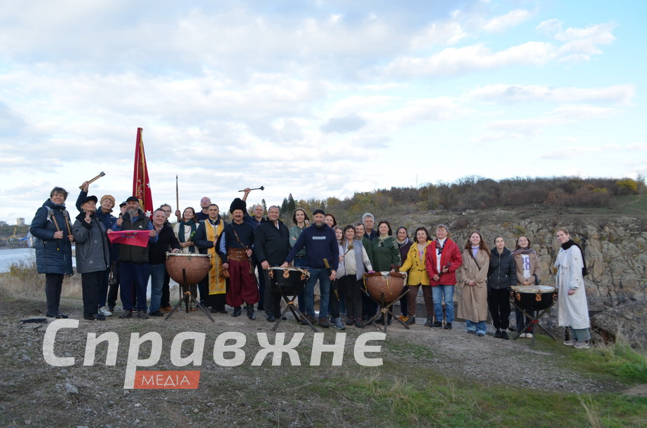 Учасники церемонії посвячення в довбиші