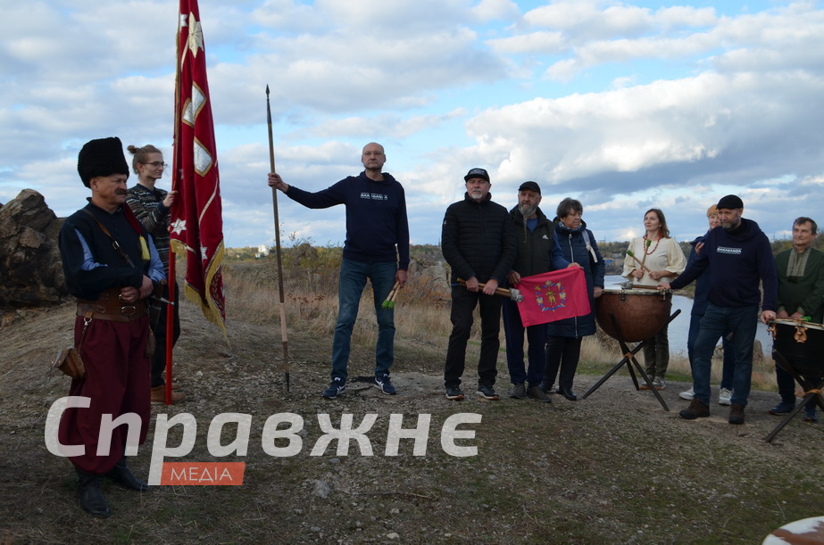 Традицію, яка налічує кілька сотень років, відродили у Запоріжжі  Посвячення в довбиші на Вирві
