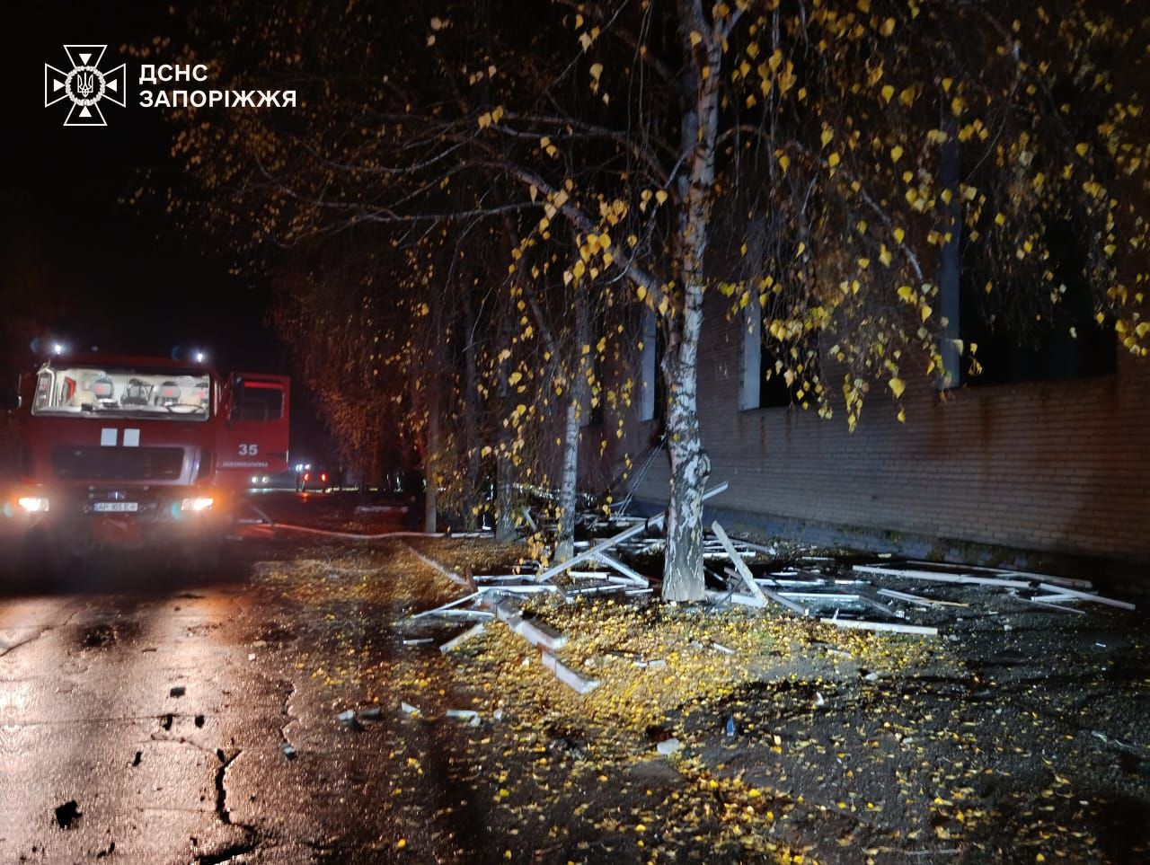 У селищі Новомиколаївка на Запоріжжі – руйнування і знеструмлення внаслідок атаки РФ вдарила дронами по будинках і спортшколі в Запорізькому районі