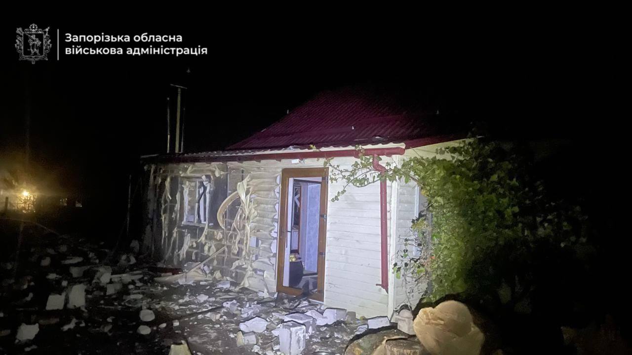 В поселке Новониколаевка на Запорожье – разрушения и обесточивания вследствие атаки РФ ударила дронами по домам и спортшколе в Запорожском районе