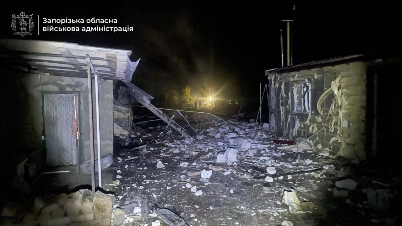 У селищі Новомиколаївка на Запоріжжі – руйнування і знеструмлення внаслідок атаки РФ вдарила дронами по будинках і спортшколі в Запорізькому районі