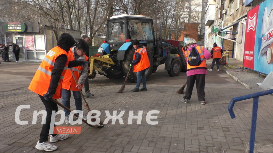 Вибух у спальному районі пролунав близько дев’ятої вечора. Росіяни цілили в багатоповерхівку – дрон вибухнув на сходах до супермаркету Що розповідають жителі атакованої багатоповерхівки у Запоріжжі