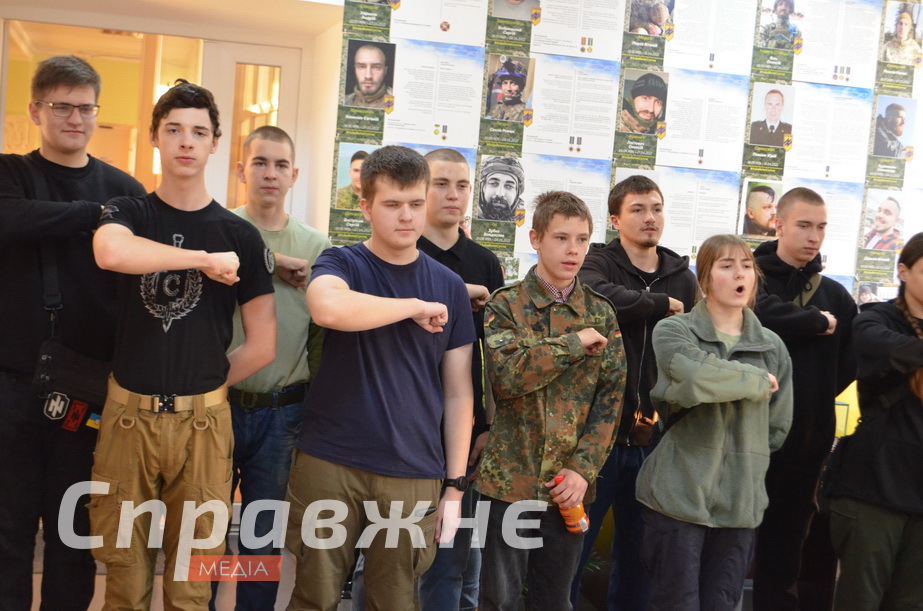 Молодежь произносит Молитву украинского националиста