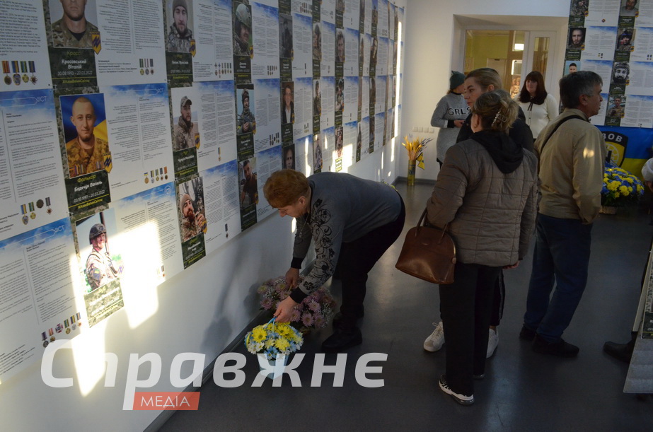 Более 200 портретов – более 200 историй. Их собрала мать павшего в Мариуполе Владислава "Вектора" Литвиненко Вера В Запорожье открыли экспозицию с историями павших защитников Мариуполя