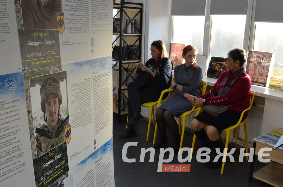 Понад 200 портретів – понад 200 історій. Їх зібрала мати полеглого в Маріуполі Владислава "Вектора" Литвиненка пані Віра У Запоріжжі відкрили експозицію з історіями полеглих оборонців Маріуполя