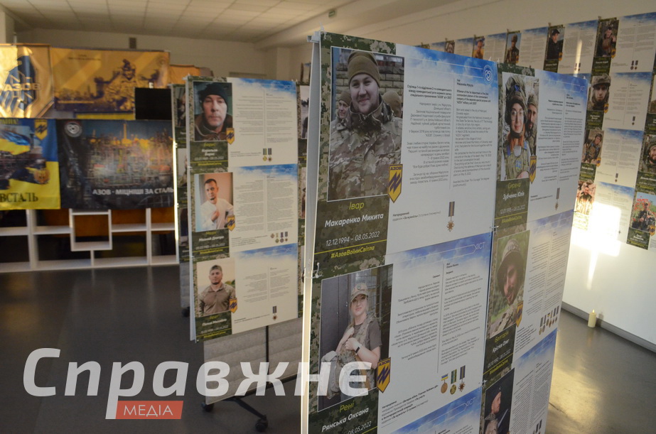 Более 200 портретов – более 200 историй. Их собрала мать павшего в Мариуполе Владислава "Вектора" Литвиненко Вера В Запорожье открыли экспозицию с историями павших защитников Мариуполя