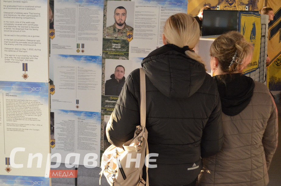 Понад 200 портретів – понад 200 історій. Їх зібрала мати полеглого в Маріуполі Владислава "Вектора" Литвиненка пані Віра У Запоріжжі відкрили експозицію з історіями полеглих оборонців Маріуполя