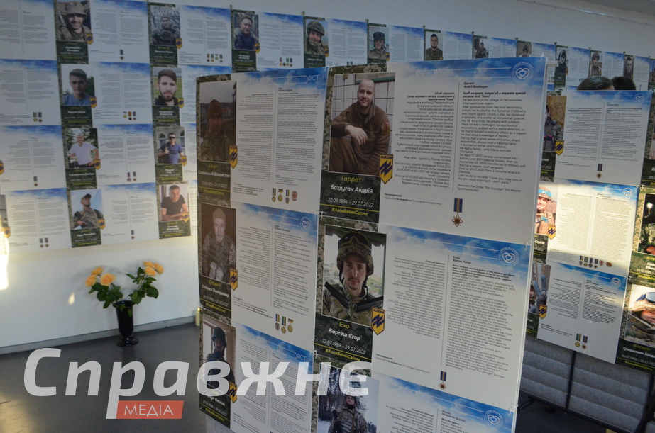 Более 200 портретов – более 200 историй. Их собрала мать павшего в Мариуполе Владислава "Вектора" Литвиненко Вера В Запорожье открыли экспозицию с историями павших защитников Мариуполя