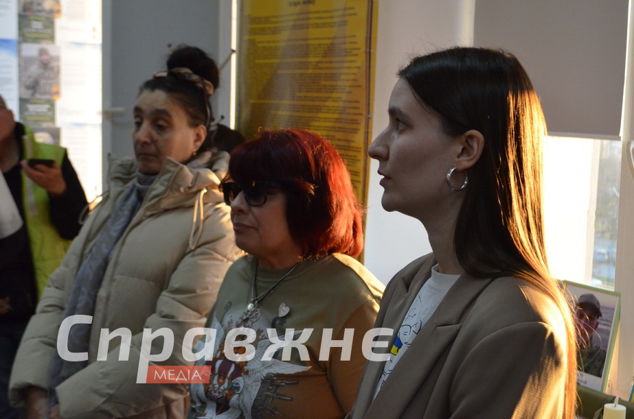 Более 200 портретов – более 200 историй. Их собрала мать павшего в Мариуполе Владислава "Вектора" Литвиненко Вера В Запорожье открыли экспозицию с историями павших защитников Мариуполя