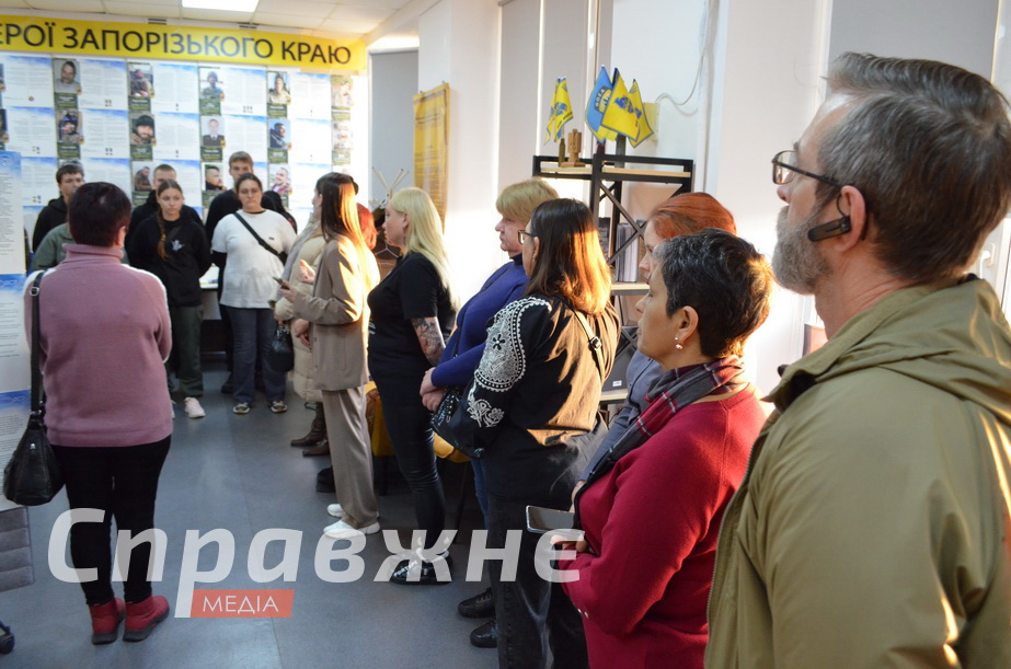 Понад 200 портретів – понад 200 історій. Їх зібрала мати полеглого в Маріуполі Владислава "Вектора" Литвиненка пані Віра У Запоріжжі відкрили експозицію з історіями полеглих оборонців Маріуполя