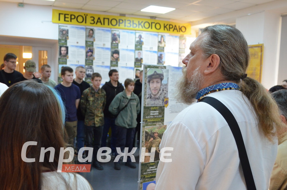 Понад 200 портретів – понад 200 історій. Їх зібрала мати полеглого в Маріуполі Владислава "Вектора" Литвиненка пані Віра У Запоріжжі відкрили експозицію з історіями полеглих оборонців Маріуполя