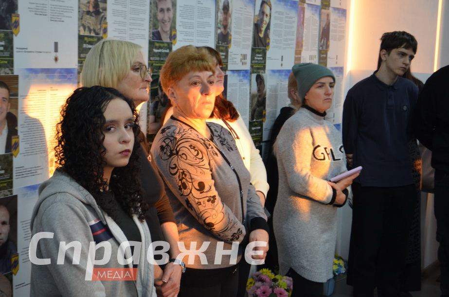 Более 200 портретов – более 200 историй. Их собрала мать павшего в Мариуполе Владислава "Вектора" Литвиненко Вера В Запорожье открыли экспозицию с историями павших защитников Мариуполя