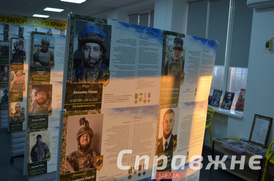 Понад 200 портретів – понад 200 історій. Їх зібрала мати полеглого в Маріуполі Владислава "Вектора" Литвиненка пані Віра У Запоріжжі відкрили експозицію з історіями полеглих оборонців Маріуполя