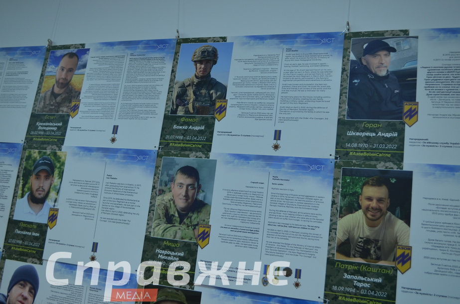 Понад 200 портретів – понад 200 історій. Їх зібрала мати полеглого в Маріуполі Владислава "Вектора" Литвиненка пані Віра У Запоріжжі відкрили експозицію з історіями полеглих оборонців Маріуполя