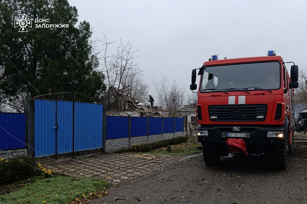 Обстріли також зруйнували магазин та спричинили пожежу будинку Обстріл Запорізького району: з-під завалів витягли загиблого
