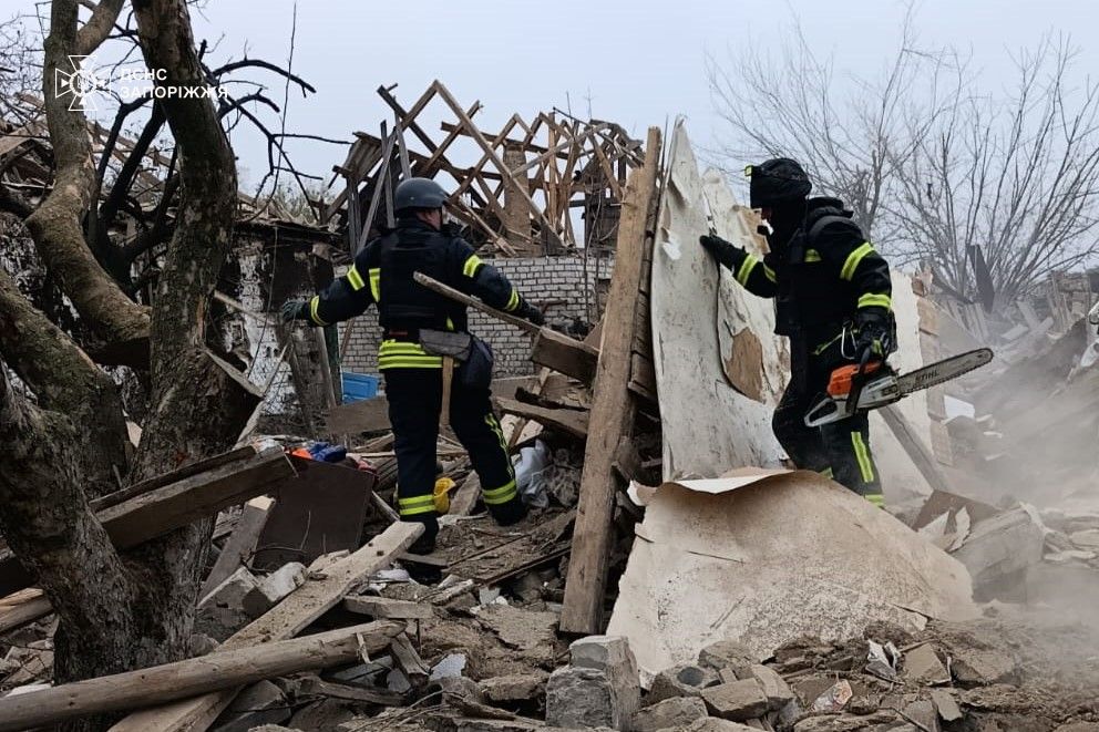 Обстріли також зруйнували магазин та спричинили пожежу будинку Обстріл Запорізького району: з-під завалів витягли загиблого