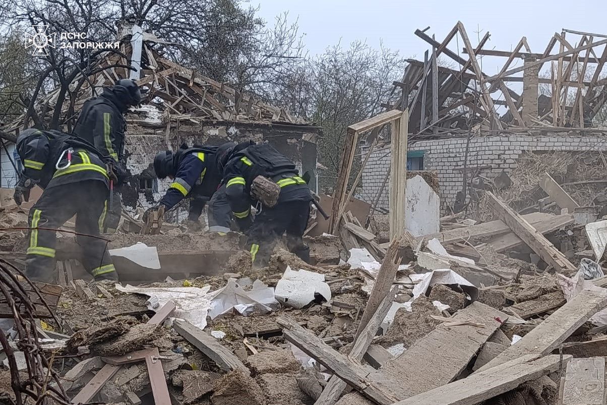 Обстріл Запорізького району: з-під завалів витягли загиблого 
