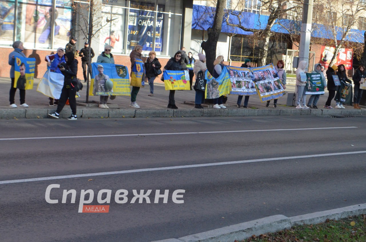 На акциях-напоминаниях в Запорожье стало больше семей без вести пропавших, - организатор Очередная акция "Не молчи – плен убивает!" состоялась в Запорожье в субботу, 15 ноября