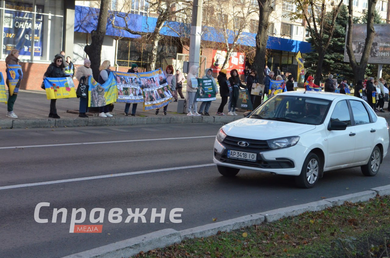 На акціях-нагадуваннях у Запоріжжі стало більше родин безвісти зниклих, – організаторка Чергова акція "Не мовчи – полон вбиває!" відбулася в Запоріжжі у суботу, 15 листопада