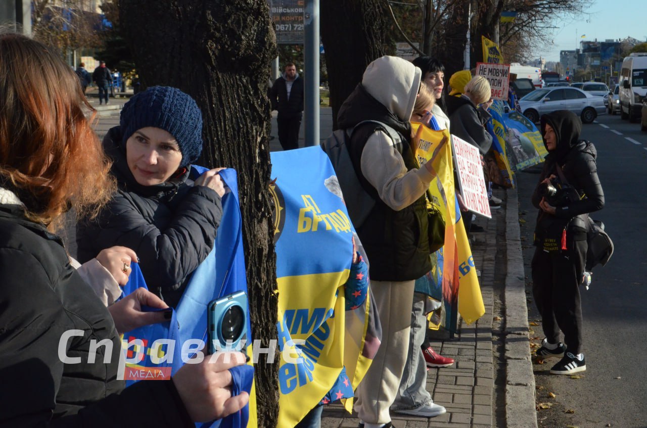 На акціях-нагадуваннях у Запоріжжі стало більше родин безвісти зниклих, – організаторка Чергова акція "Не мовчи – полон вбиває!" відбулася в Запоріжжі у суботу, 15 листопада