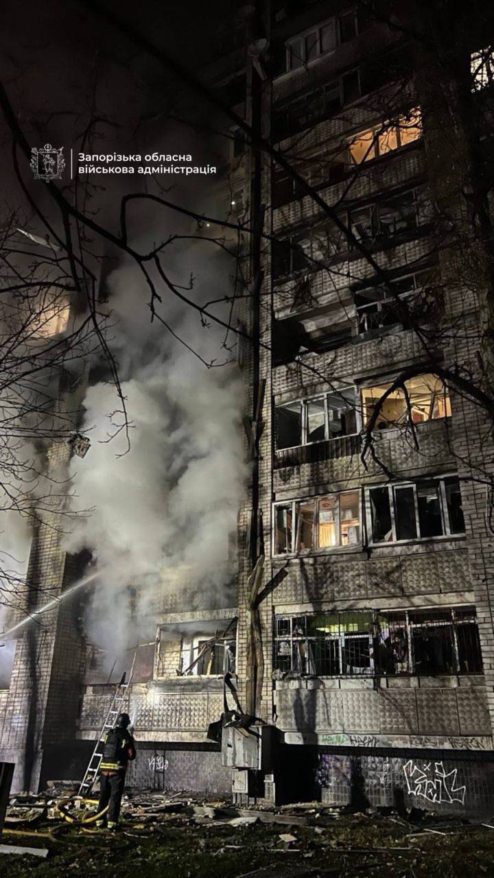 Після атаки зайнялися пожежі Ворог атакував Запоріжжя