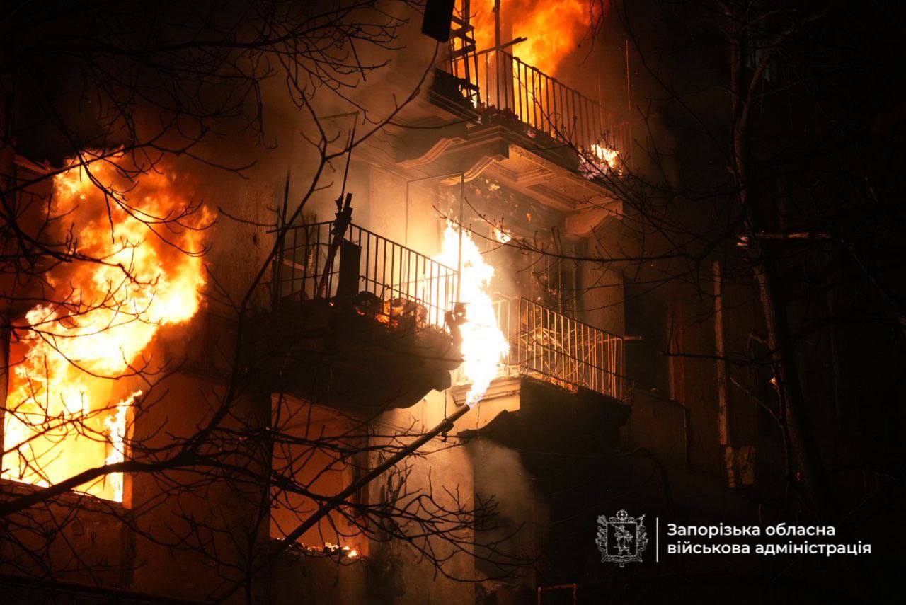 Після атаки зайнялися пожежі Ворог атакував Запоріжжя