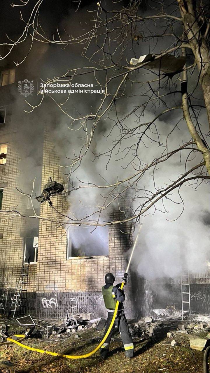 Після атаки зайнялися пожежі Ворог атакував Запоріжжя