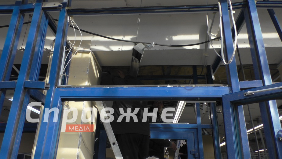 Вибух у спальному районі пролунав близько дев’ятої вечора. Росіяни цілили в багатоповерхівку – дрон вибухнув на сходах до супермаркету Що розповідають жителі атакованої багатоповерхівки у Запоріжжі