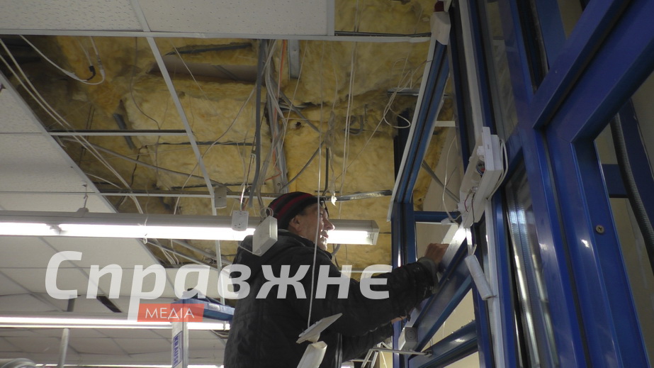 Вибух у спальному районі пролунав близько дев’ятої вечора. Росіяни цілили в багатоповерхівку – дрон вибухнув на сходах до супермаркету Що розповідають жителі атакованої багатоповерхівки у Запоріжжі