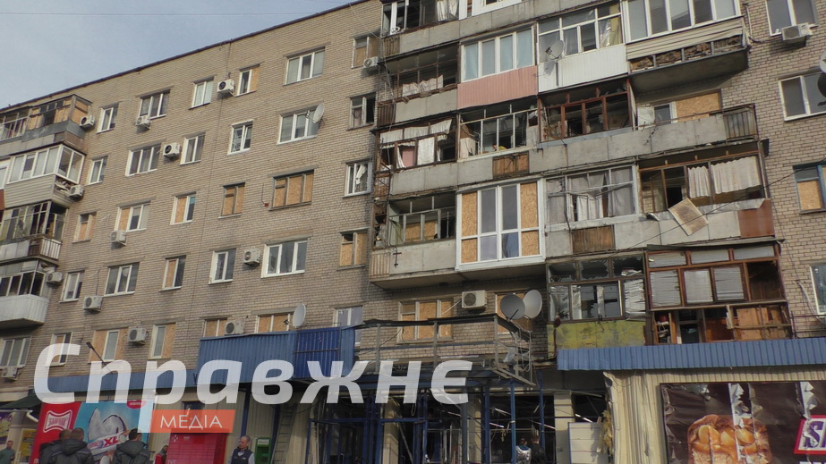 Вибух у спальному районі пролунав близько дев’ятої вечора. Росіяни цілили в багатоповерхівку – дрон вибухнув на сходах до супермаркету Що розповідають жителі атакованої багатоповерхівки у Запоріжжі