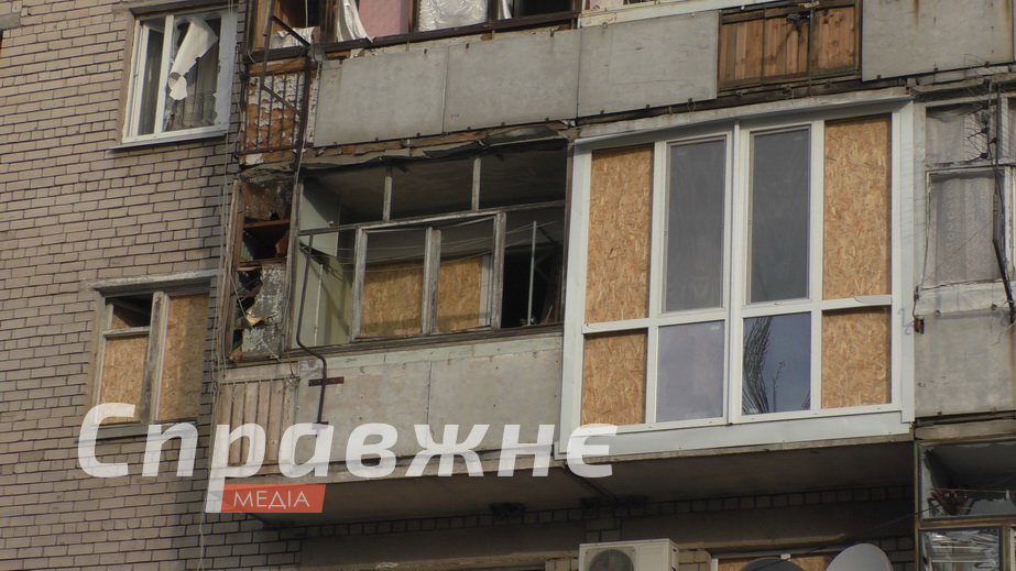 Вибух у спальному районі пролунав близько дев’ятої вечора. Росіяни цілили в багатоповерхівку – дрон вибухнув на сходах до супермаркету Що розповідають жителі атакованої багатоповерхівки у Запоріжжі