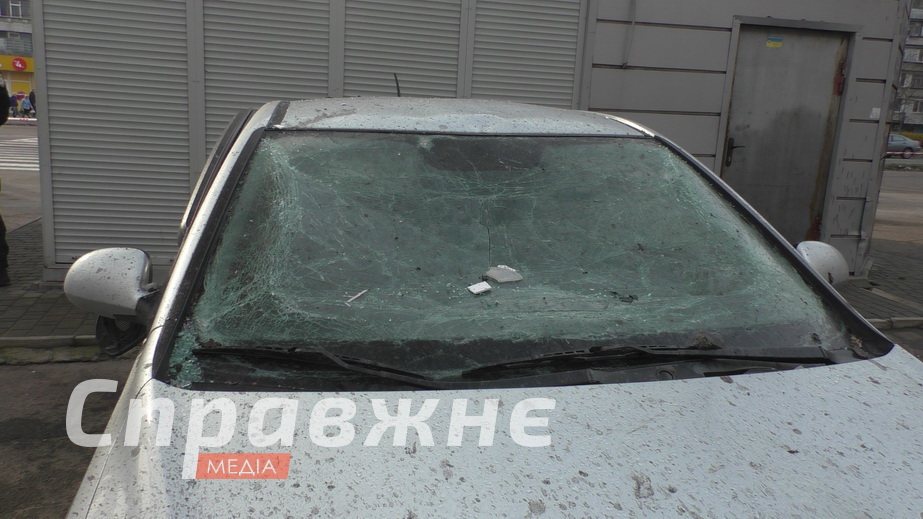 Вибух у спальному районі пролунав близько дев’ятої вечора. Росіяни цілили в багатоповерхівку – дрон вибухнув на сходах до супермаркету Що розповідають жителі атакованої багатоповерхівки у Запоріжжі