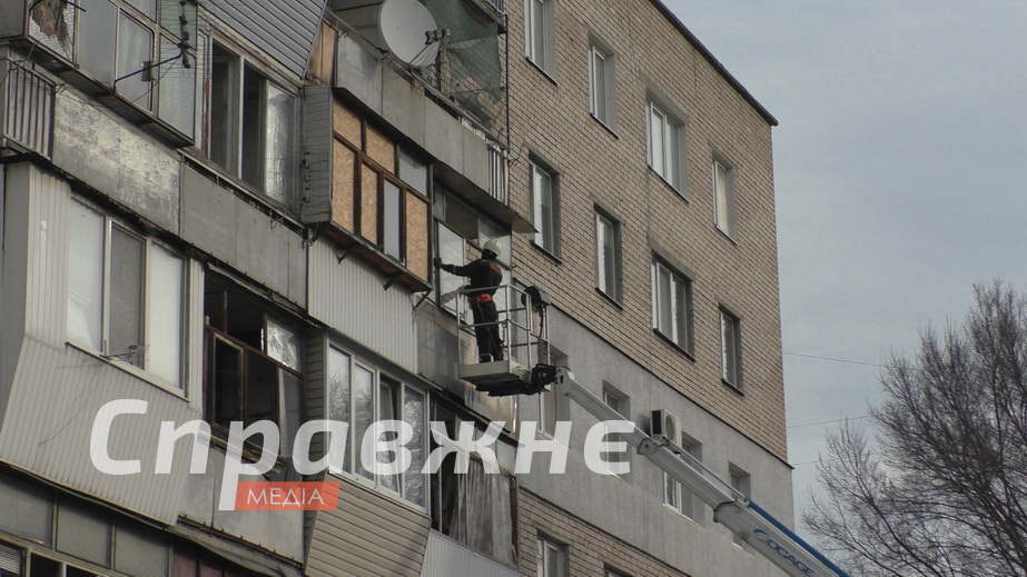 Вибух у спальному районі пролунав близько дев’ятої вечора. Росіяни цілили в багатоповерхівку – дрон вибухнув на сходах до супермаркету Що розповідають жителі атакованої багатоповерхівки у Запоріжжі