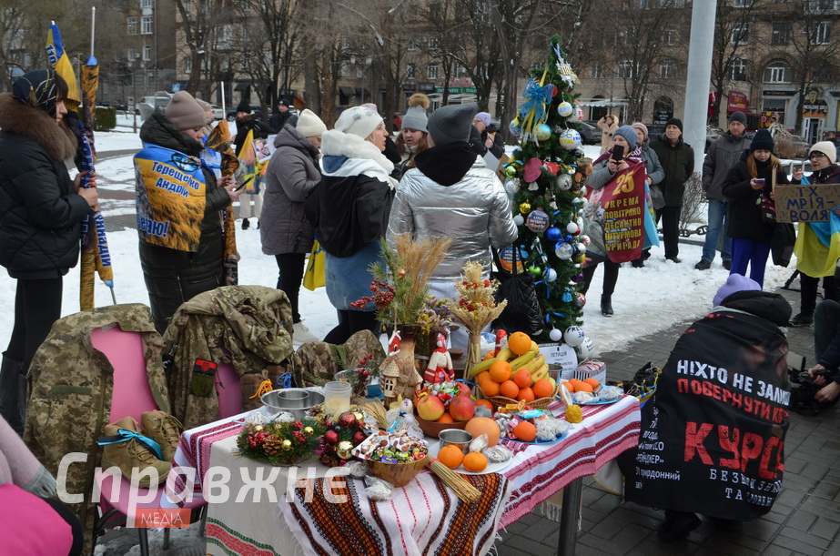 Праздники проходят – плен продолжается: стол для тех, кого ждут, накрыли в Запорожье