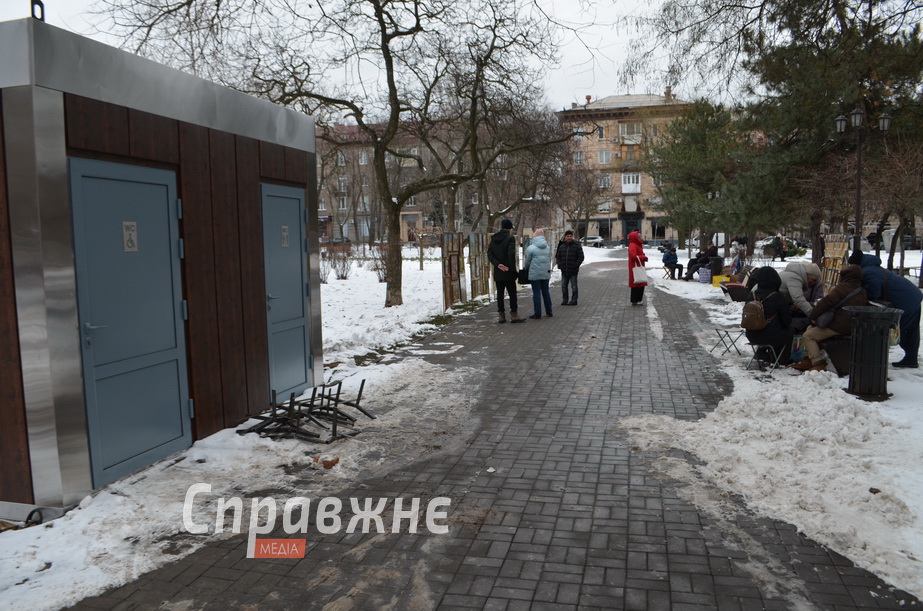 Громадська вбиральня на майдані Митців