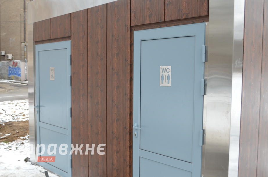 Громадська вбиральня на майдані Митців