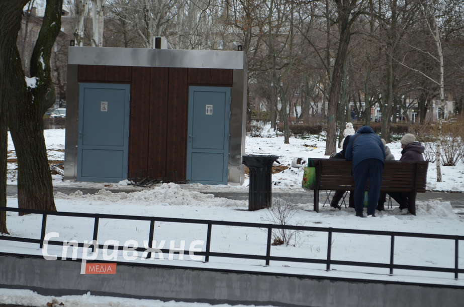 Громадська вбиральня на майдані Митців