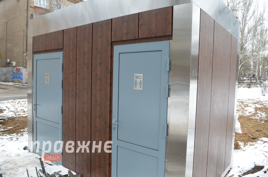 Громадська вбиральня на майдані Митців