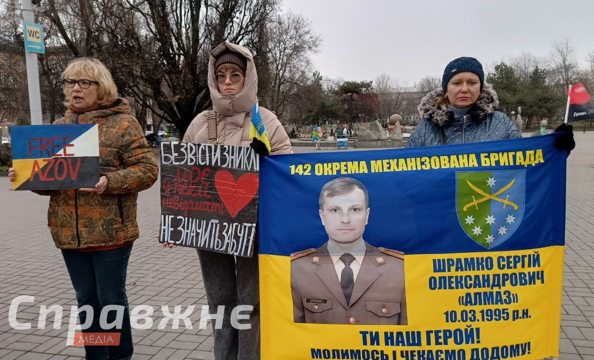 У Запоріжжі вихідними відбулися одразу дві акції-нагадування про полонених та безвісти зниклих, в яких взяли участь десятки людей На акції-нагадуванні про бранців у Запоріжжі