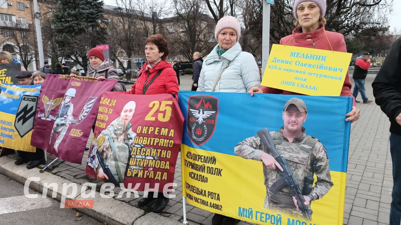 У Запоріжжі вихідними відбулися одразу дві акції-нагадування про полонених та безвісти зниклих, в яких взяли участь десятки людей На акції-нагадуванні про бранців у Запоріжжі