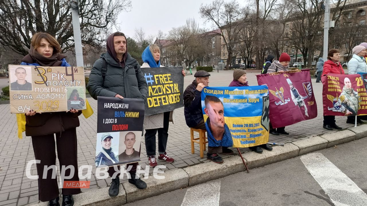 У Запоріжжі вихідними відбулися одразу дві акції-нагадування про полонених та безвісти зниклих, в яких взяли участь десятки людей На акції-нагадуванні про бранців у Запоріжжі