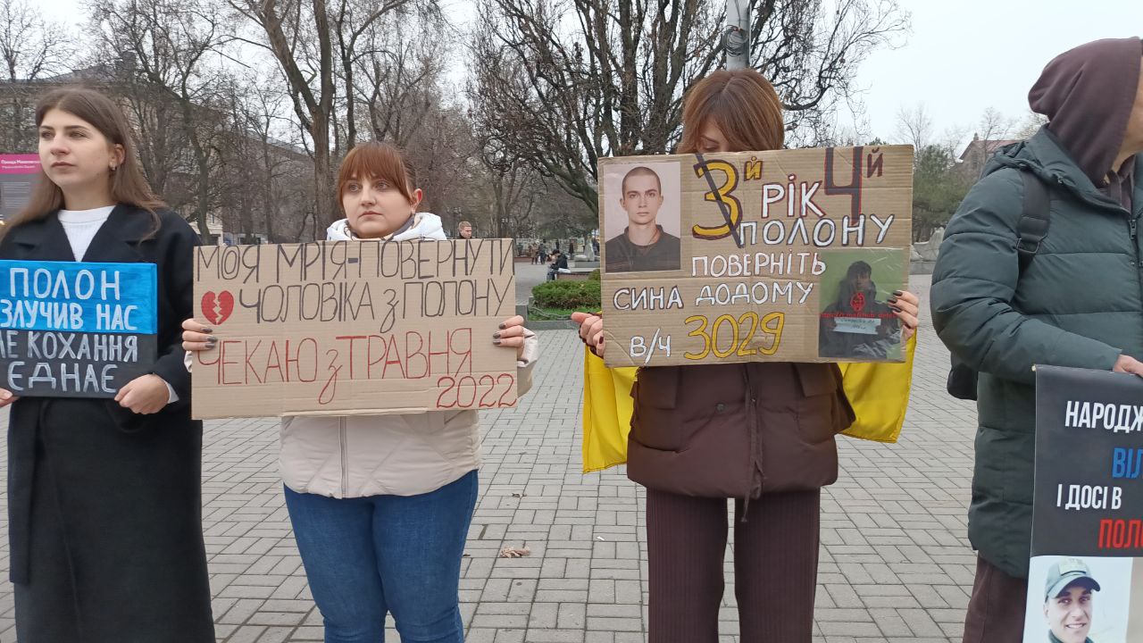 У Запоріжжі вихідними відбулися одразу дві акції-нагадування про полонених та безвісти зниклих, в яких взяли участь десятки людей На акції-нагадуванні про бранців у Запоріжжі