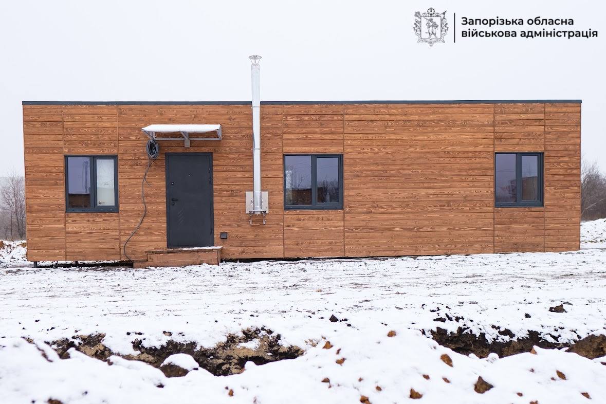 У Запоріжжі добігає кінця облаштування житлового простору для внутрішньо переміщених осіб 23 будинки встановили для ВПО в Запоріжжі: вид зовні та зсередини