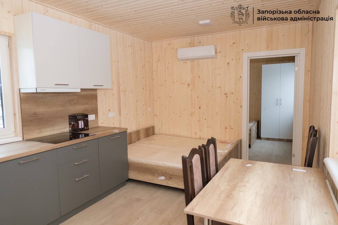 У Запоріжжі добігає кінця облаштування житлового простору для внутрішньо переміщених осіб 23 будинки встановили для ВПО в Запоріжжі: вид зовні та зсередини