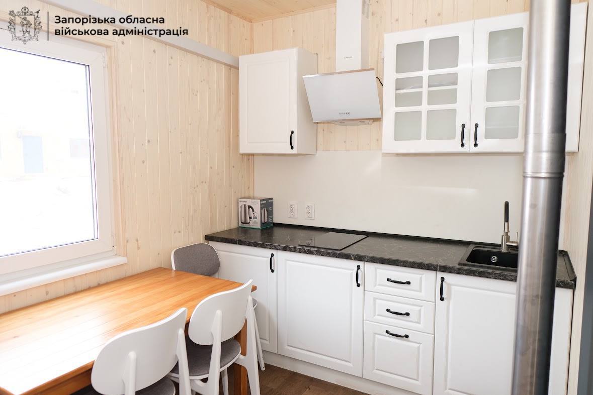 Модульный городок для переселенцев в Запорожье готов на 70% 23 дома установили для ВПЛ в Запорожье: вид снаружи и изнутри