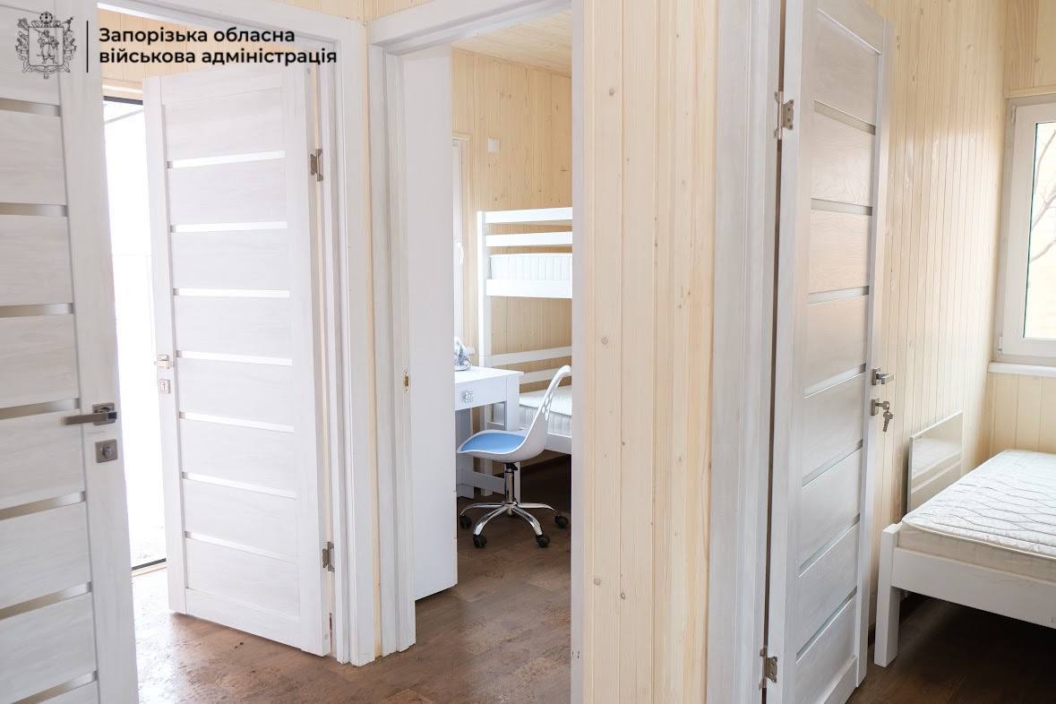 Модульный городок для переселенцев в Запорожье готов на 70% 23 дома установили для ВПЛ в Запорожье: вид снаружи и изнутри