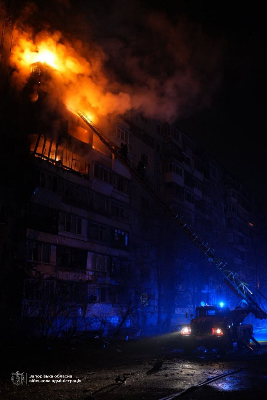 Многоэтажка загорелась в Запорожье после налета "шахедов" Ворог атакував Запоріжжя "шахедами"