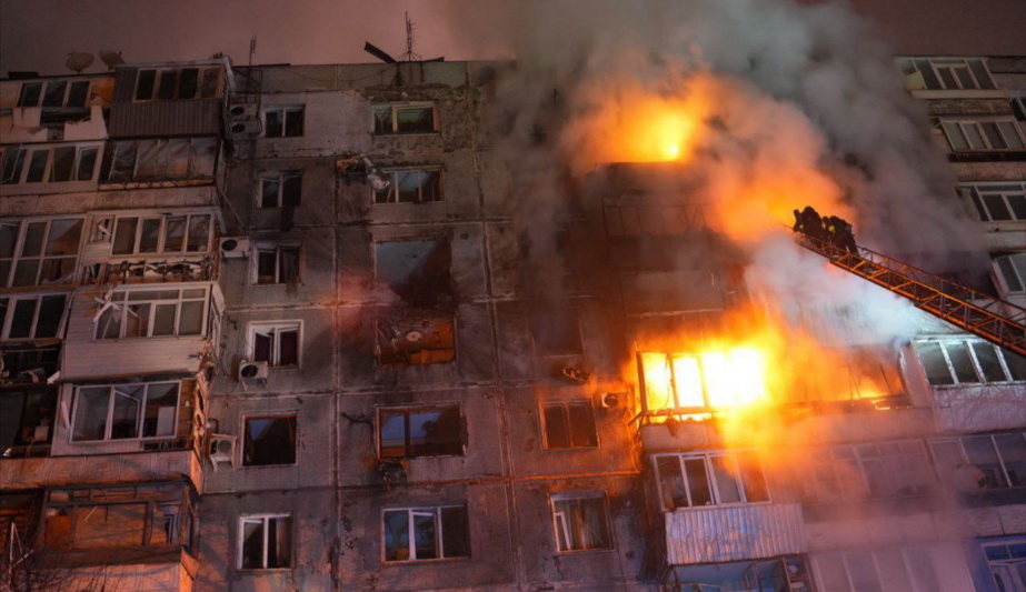 Многоэтажка загорелась в Запорожье после налета "шахедов" Ворог атакував Запоріжжя "шахедами"